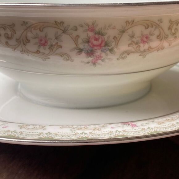 Noritake Edgewood China gravy boat
Vintage floral rose platinum trim attached un - Picture 5 of 8